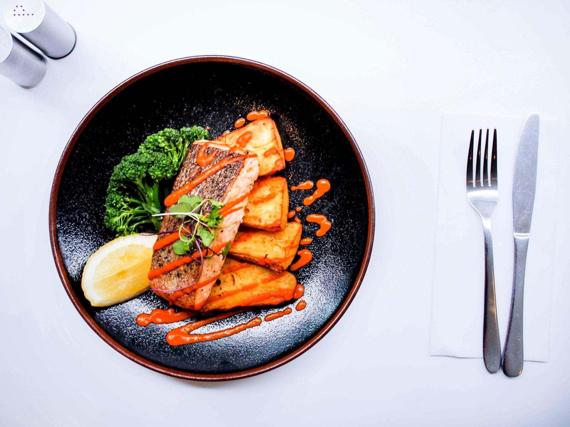 Pullman Melbourne City Centre Exteriör bild A plate of food