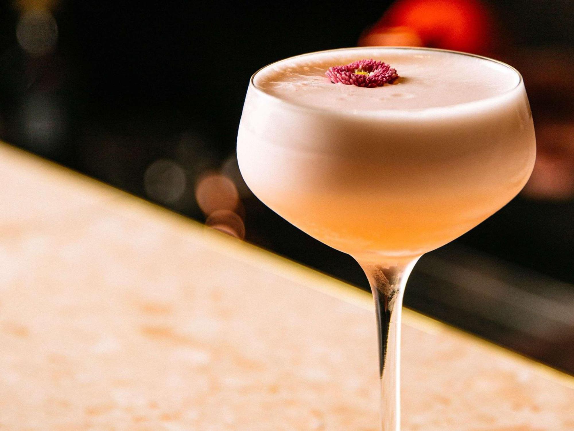 Pullman Melbourne City Centre Exteriör bild A Clover Club cocktail