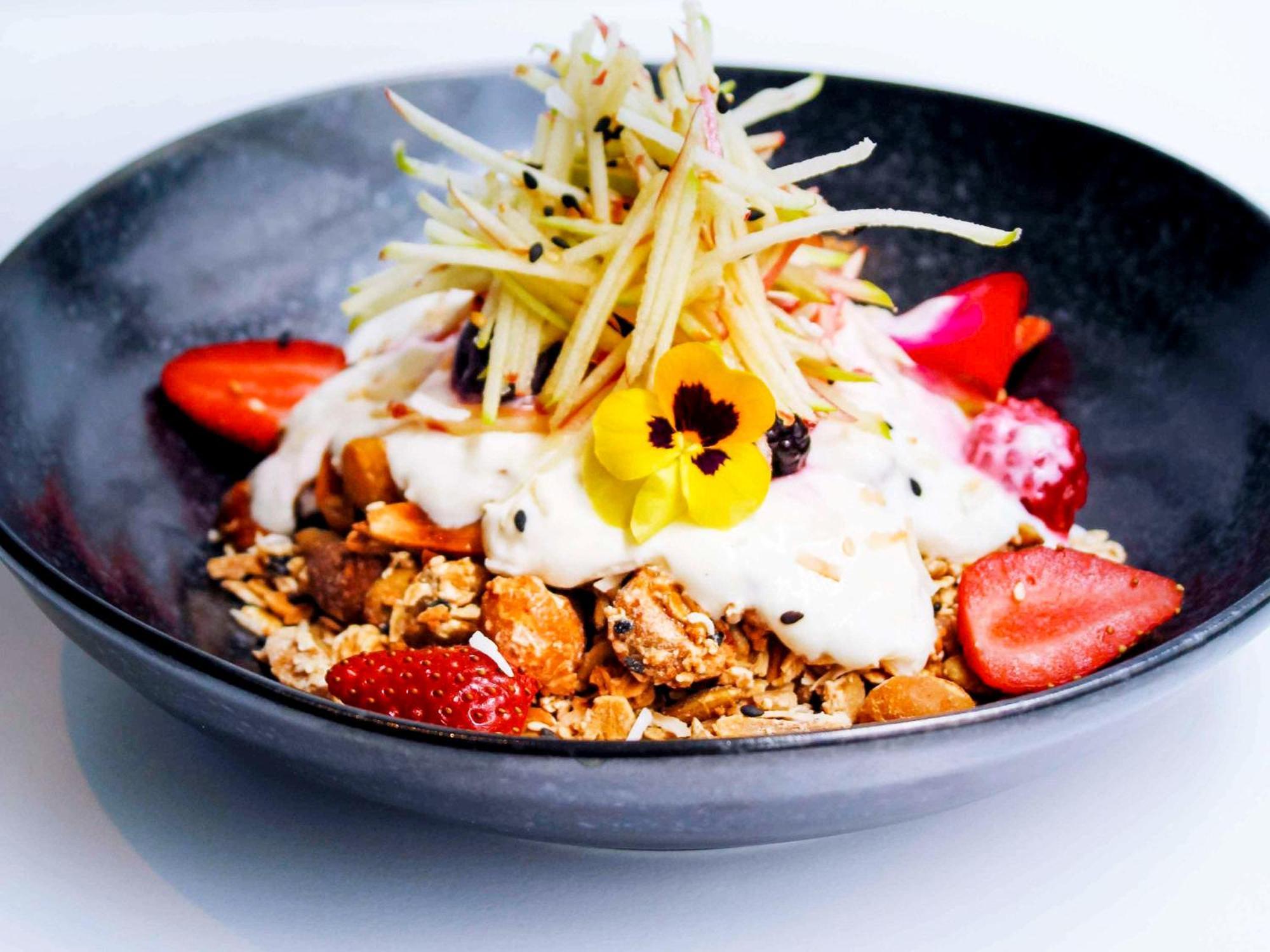 Pullman Melbourne City Centre Exteriör bild Muesli with yoghurt and fruit