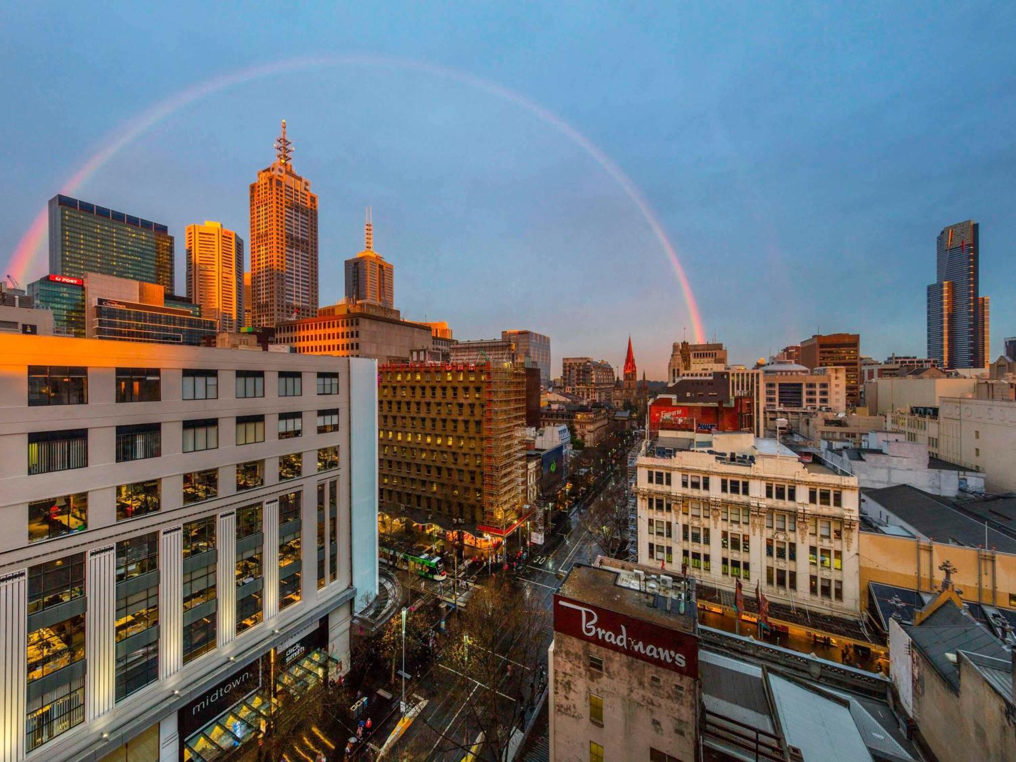 Pullman Melbourne City Centre Exteriör bild A double rainbow over Melbourne, Australia