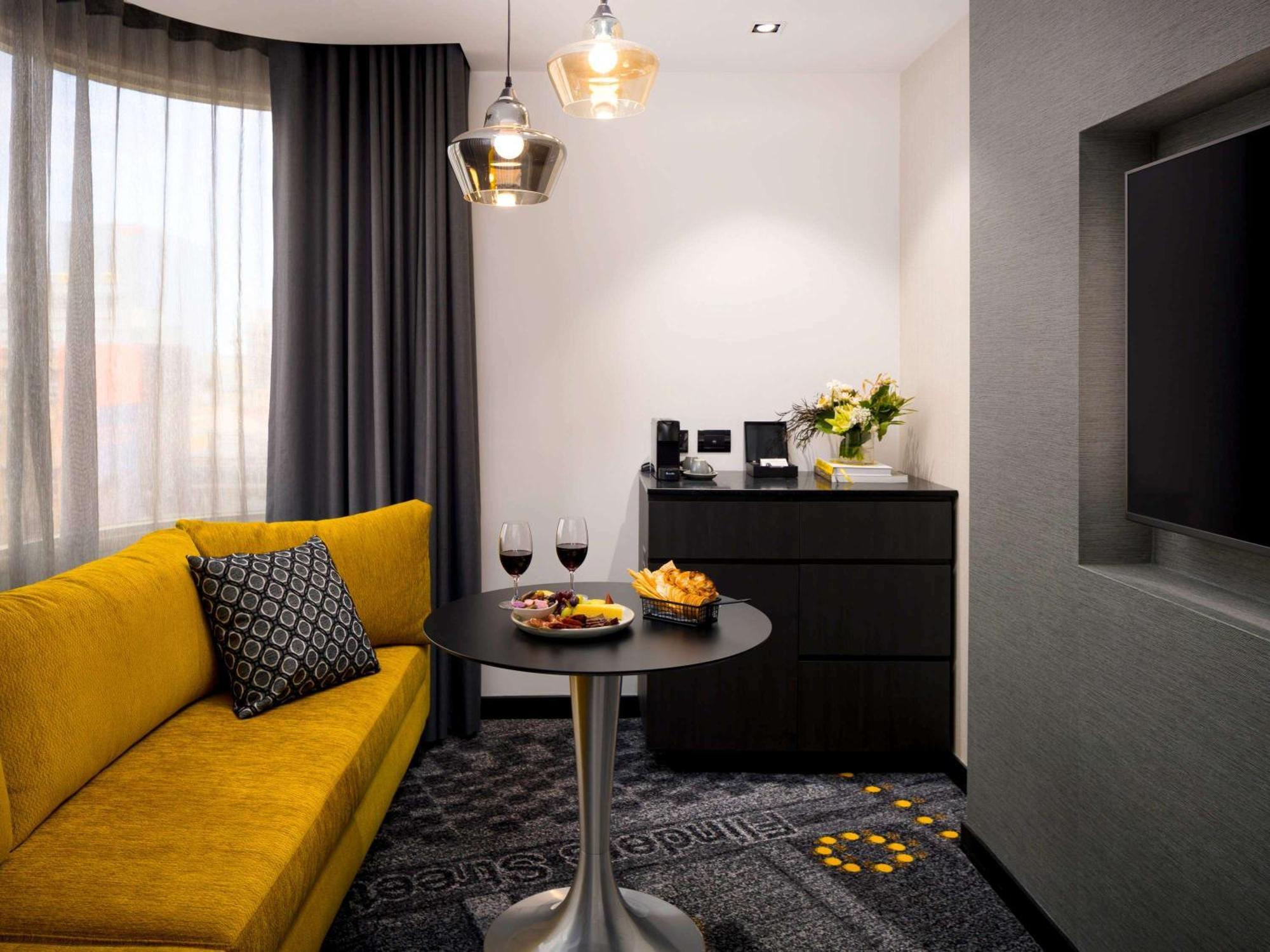 Pullman Melbourne City Centre Exteriör bild A suite at the hotel