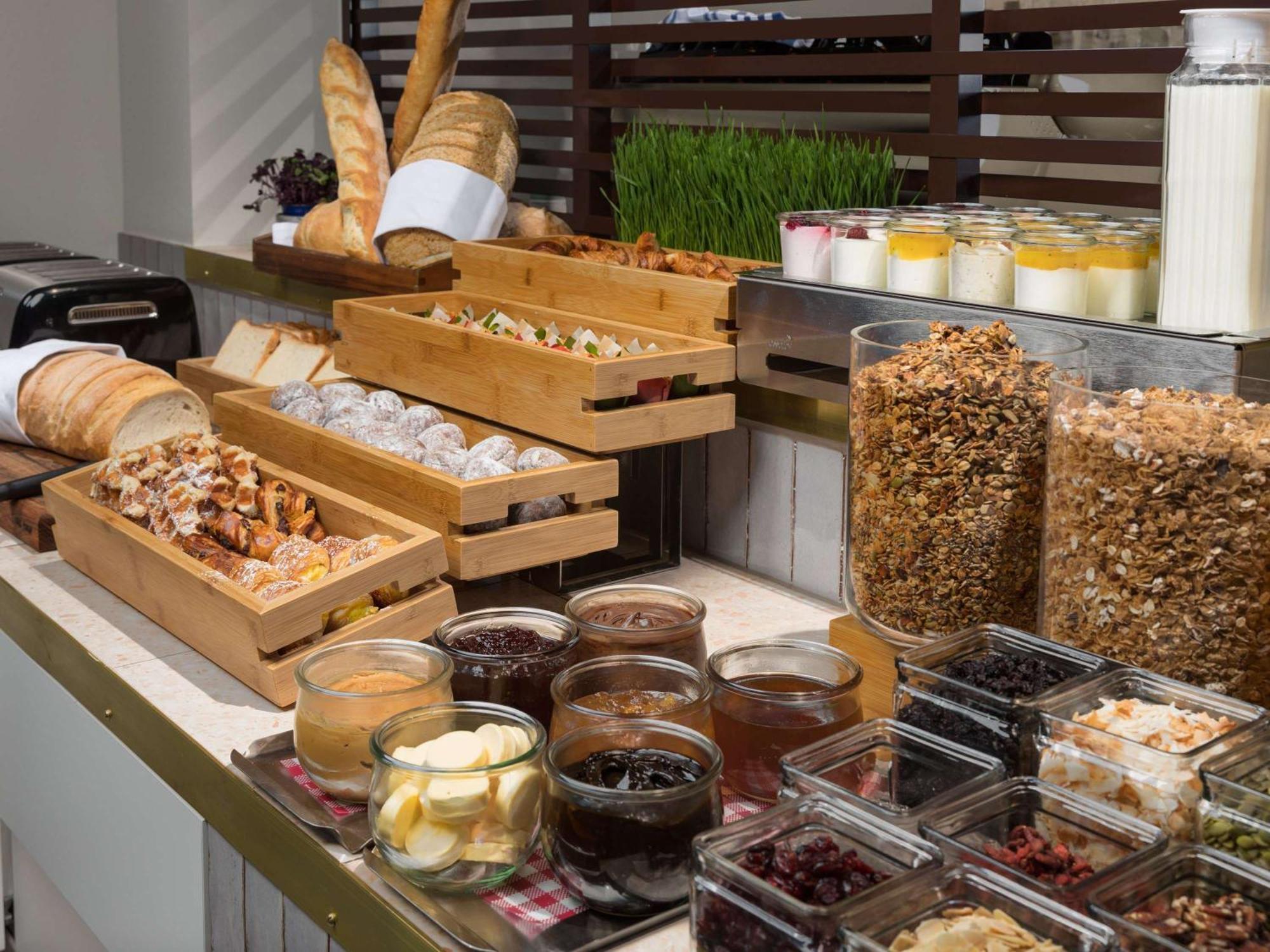 Pullman Melbourne City Centre Exteriör bild A breakfast buffet