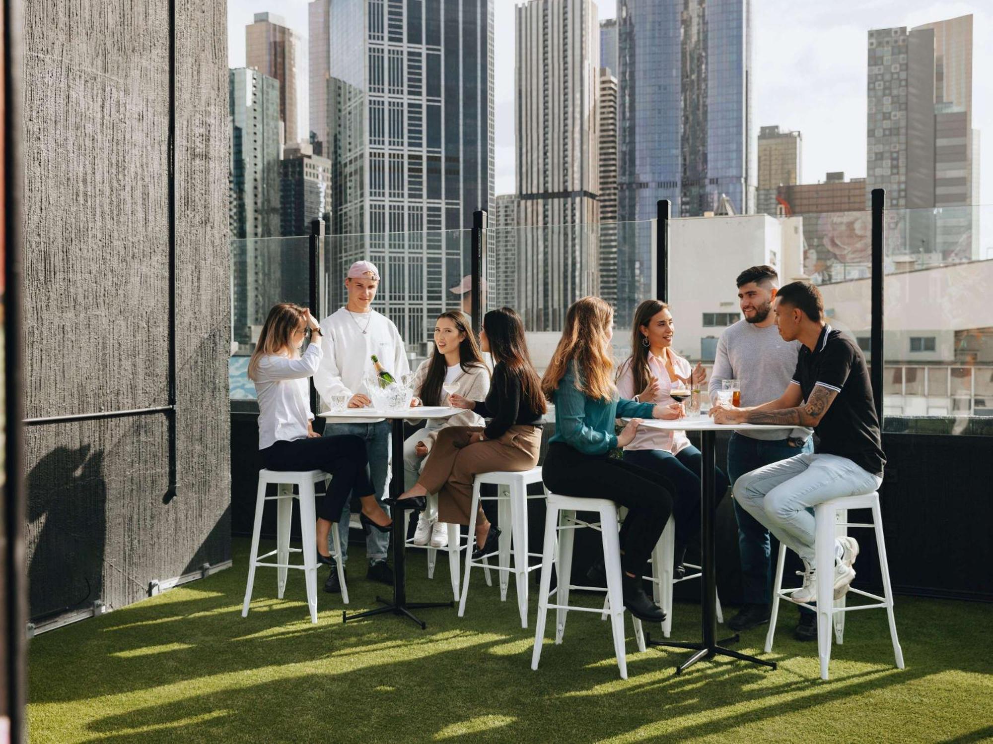 Pullman Melbourne City Centre Exteriör bild Rooftop bar in Melbourne