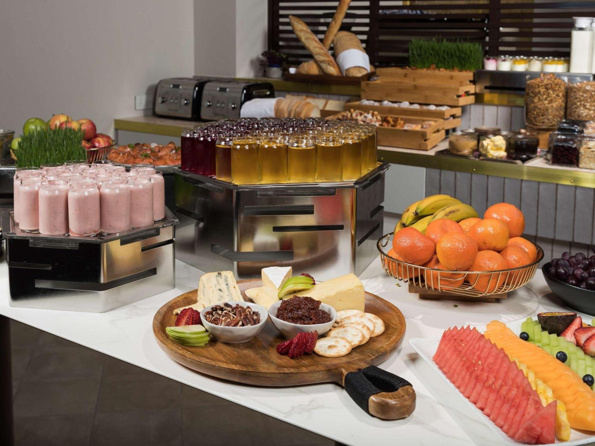 Pullman Melbourne City Centre Exteriör bild A buffet at a hotel