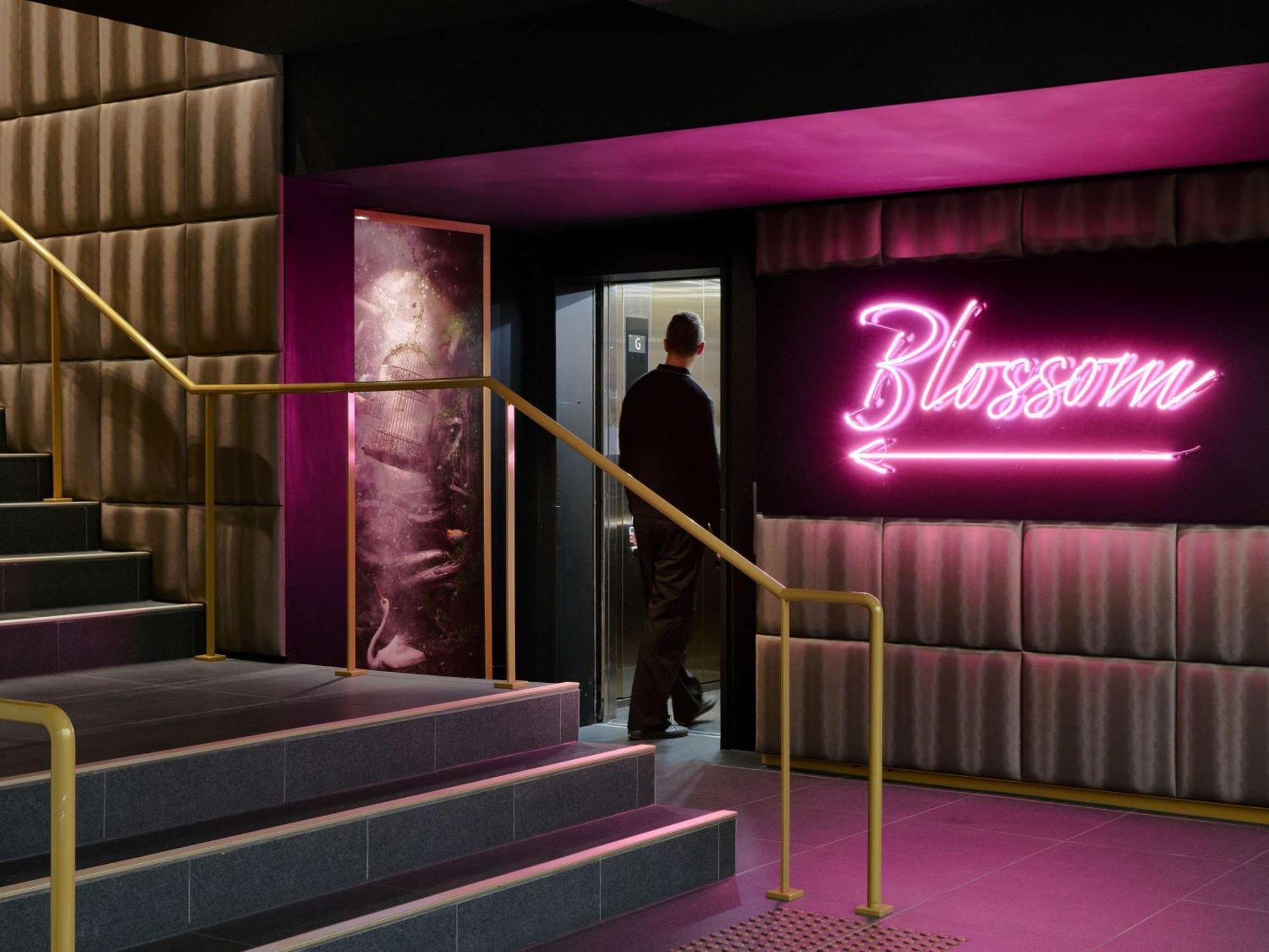 Pullman Melbourne City Centre Exteriör bild The entrance to the nightclub