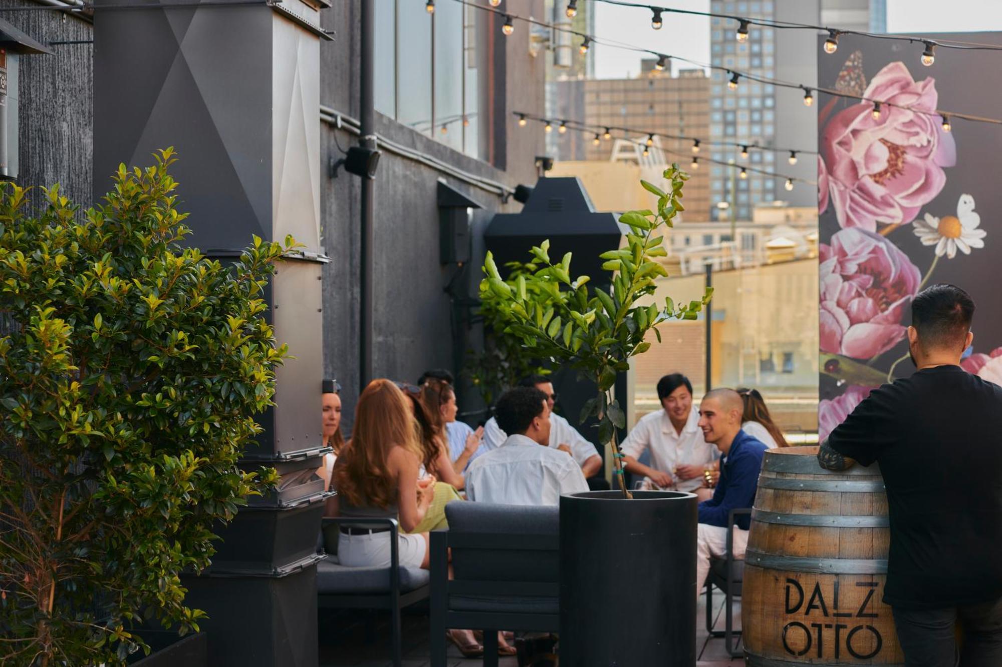 Pullman Melbourne City Centre Exteriör bild The rooftop bar at the Hotel Indigo